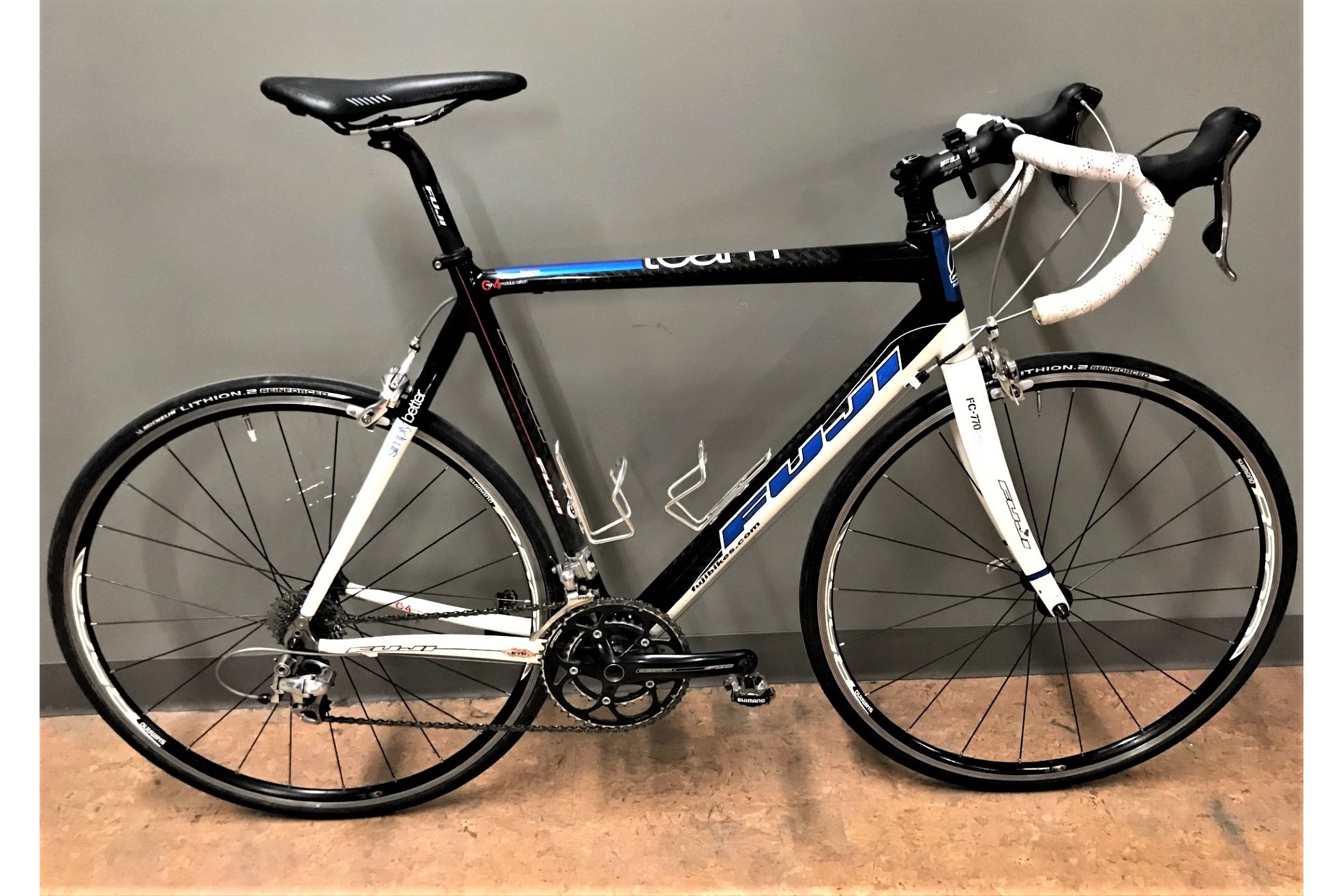 USED Fuji Team 58cm Carbon White Blue Revolution Cycle